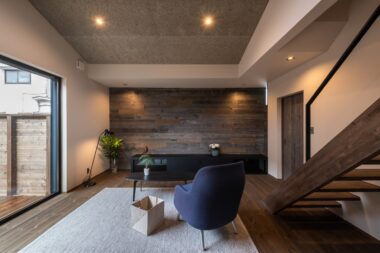角度のついた勾配天井×木毛セメント板の家