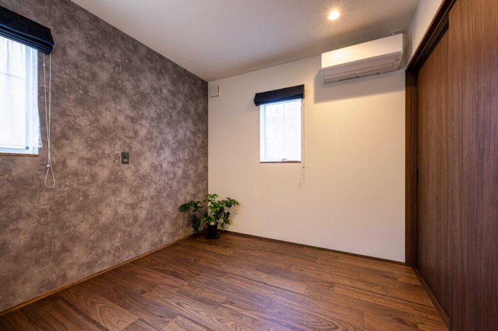 寝室は壁紙や床の色を変えて落ち着いた空間に