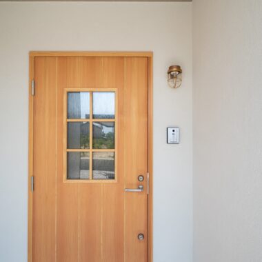 格子窓の可愛い木製玄関ドア