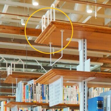 富山市立図書館の本棚_テーパーがかかったデザイン
