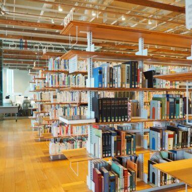 富山市立図書館の本棚